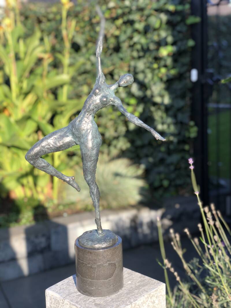Bronzen tuin beeld van Jonge vrouw genietend van de zon in Brons van Bronzenbeelden-winkel.nl