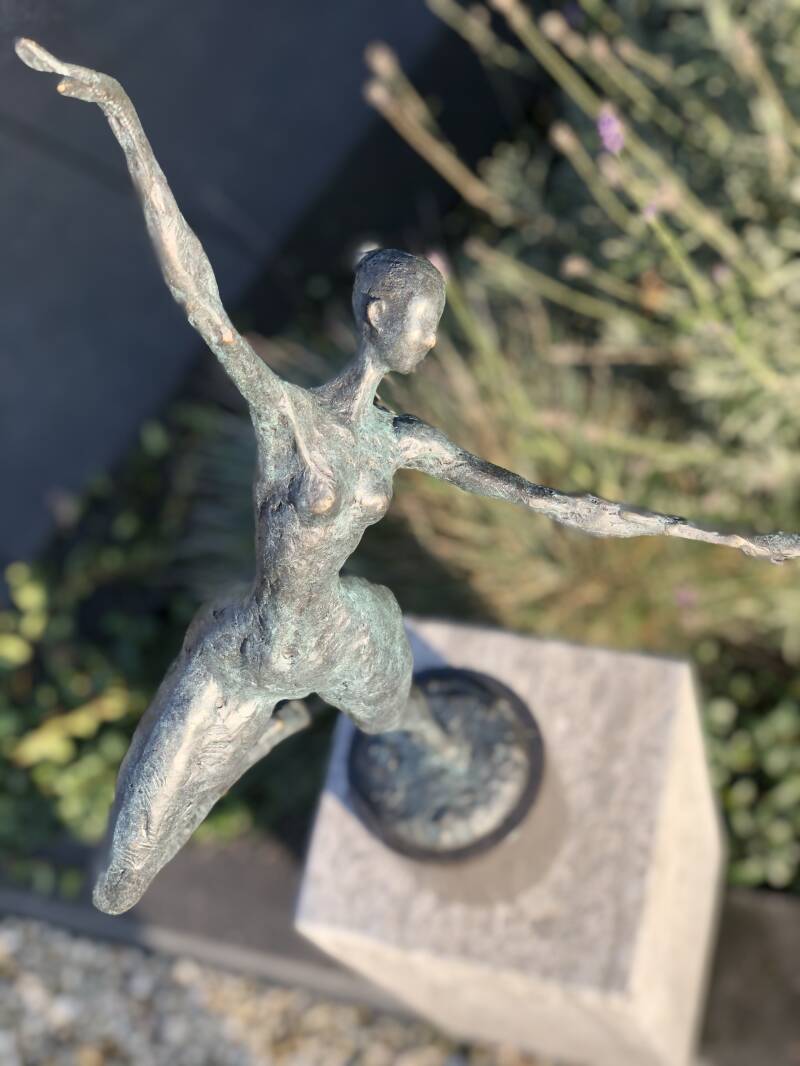 Bronzen tuin beeld van Jonge vrouw genietend van de zon in Brons van Bronzen Beelden Winkel NIjmegen