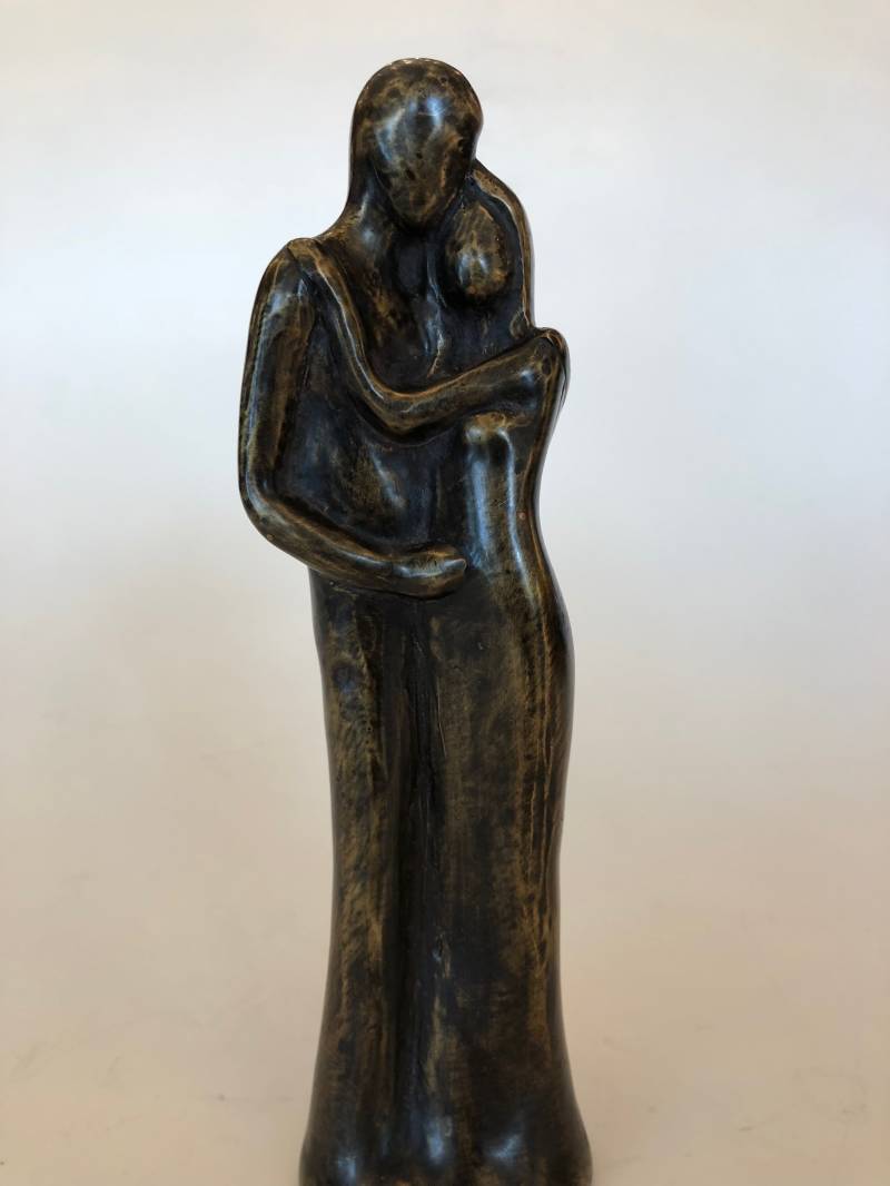 Omhelzing in Brons. Licht abstract gestileerd paar - Man en Vrouw.
