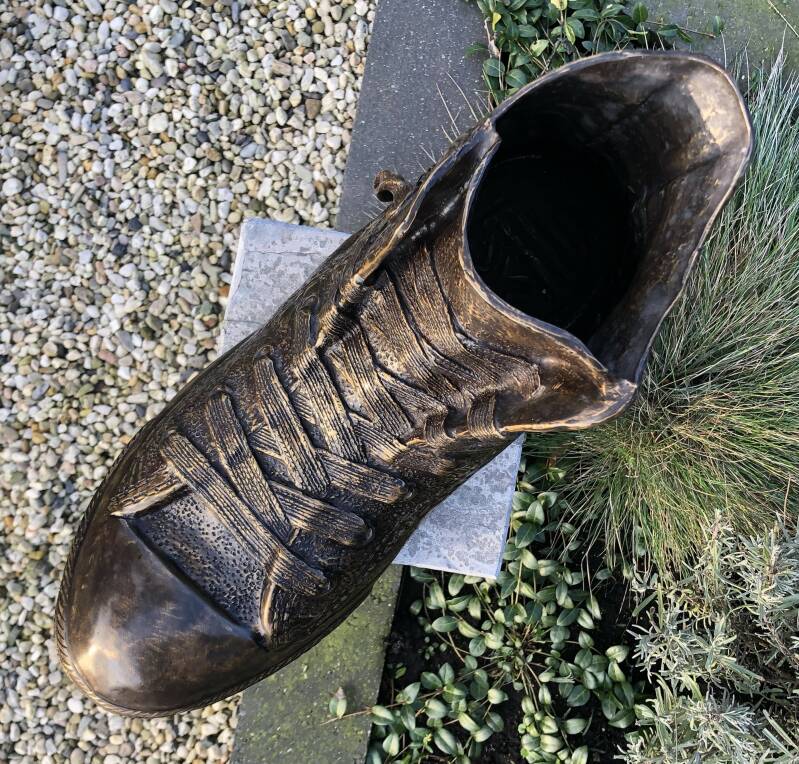 Uniek bronzen beeld voor binnen of in de tuin van een wandelschoen maatje 68 (Converse)  Brons van Bronzenbeelden-winkel Nijmegen Lent
