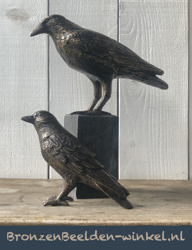 Bronzen vogelbeeldjes zoals een raaf of een kauw in brons