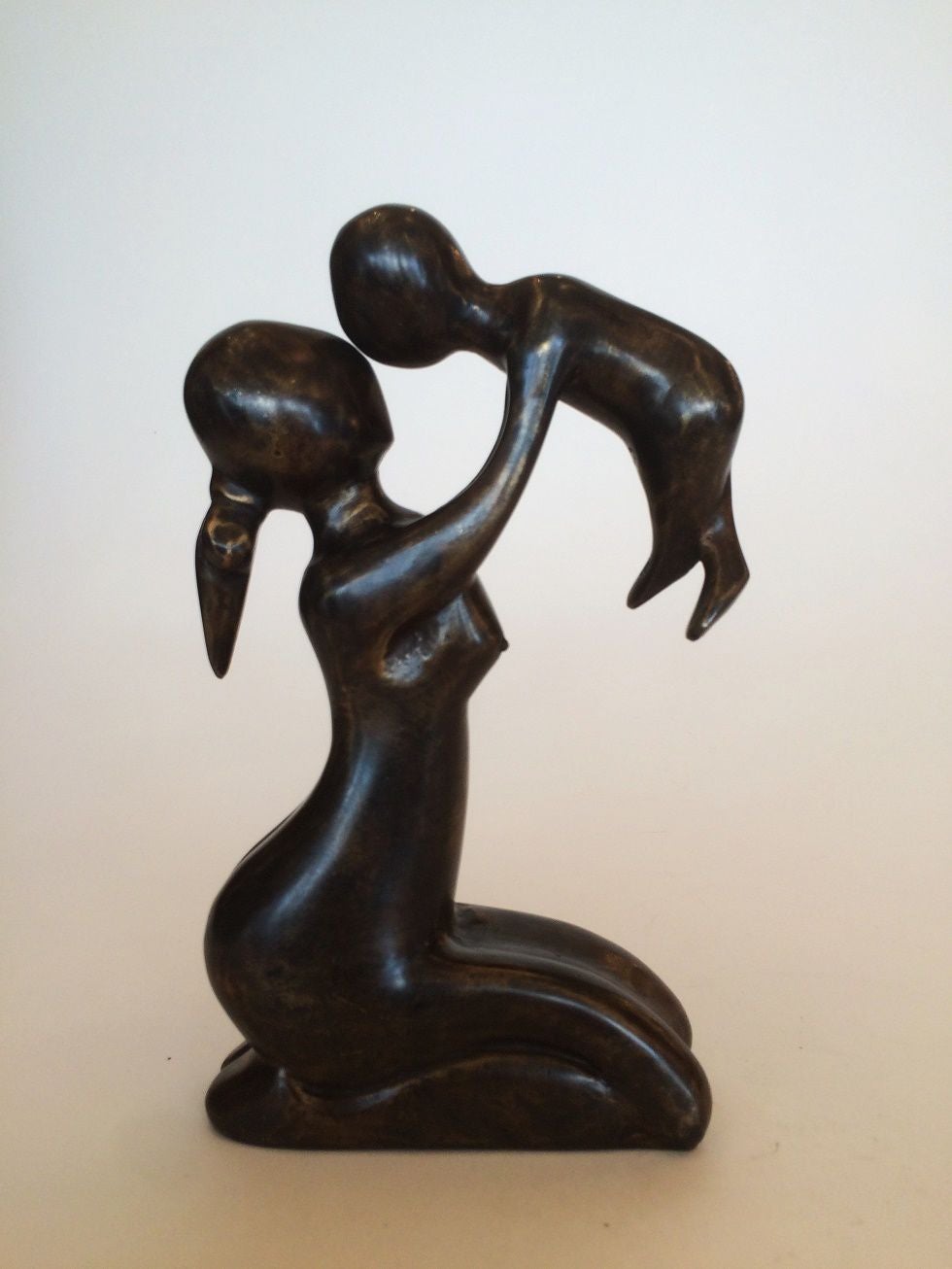 Bronzen beeldje van Moeder en Kind in Brons