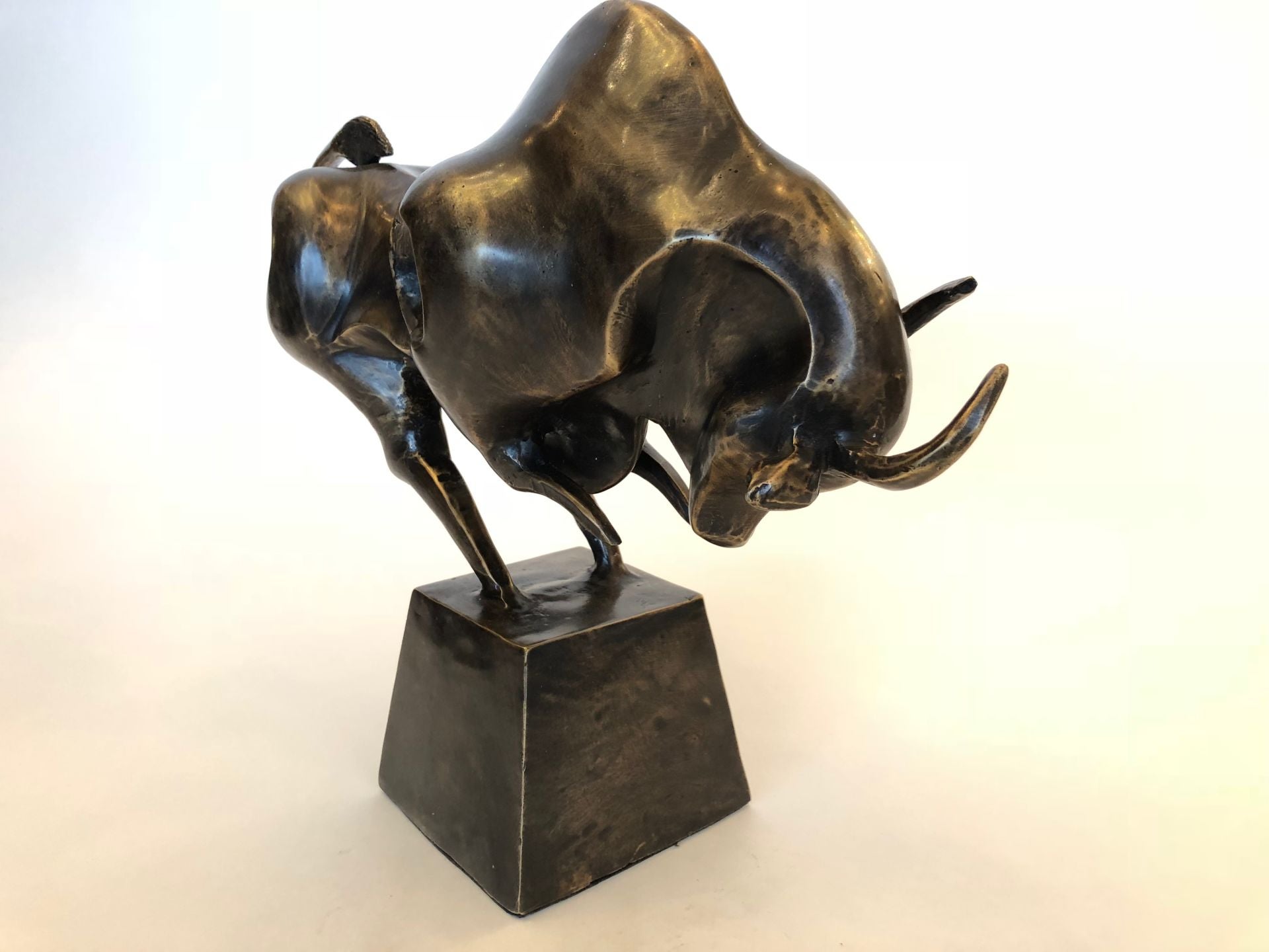 Bronzen Sculptuur van een Krachtige stier op Sokkel in Brons