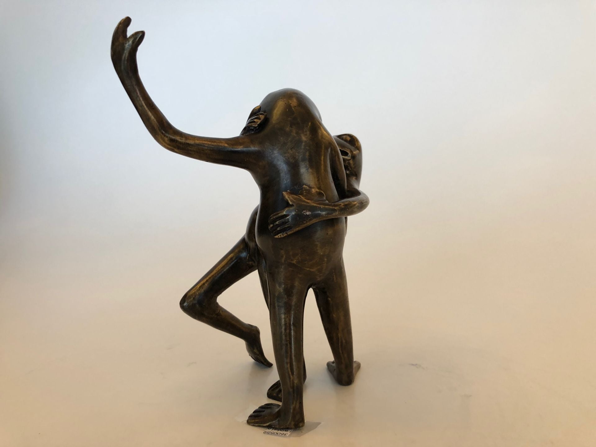 Bronzen Beeld van twee kikkers die de tango dansen