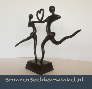 Een symbolisch beeld van twee verliefde mensen waarbij het om de liefde draait in brons