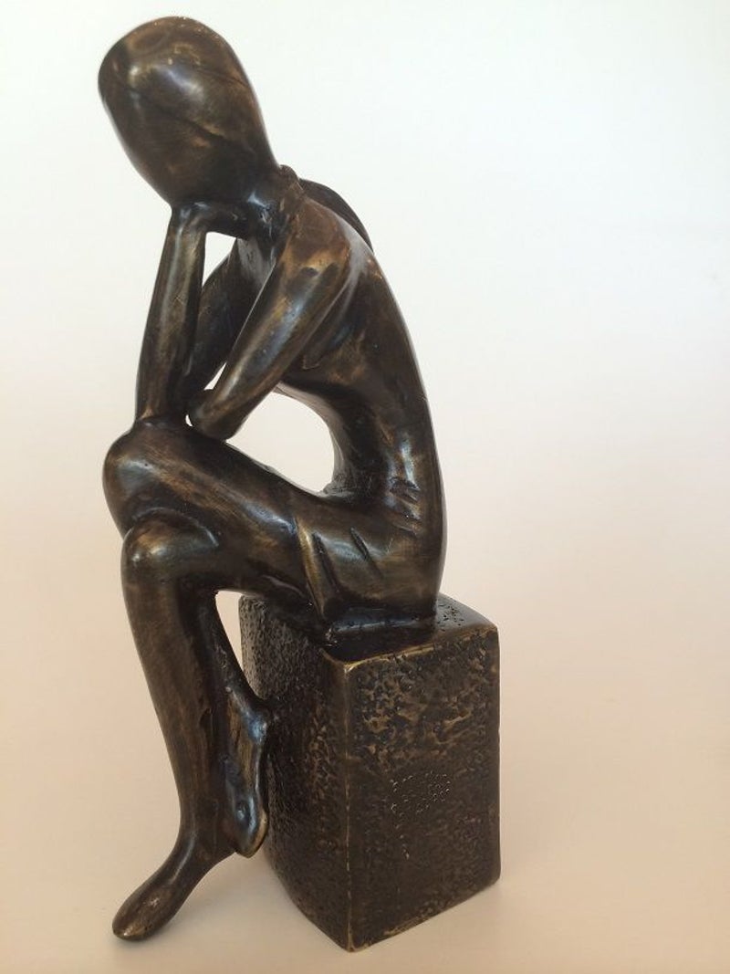 Dit bronzen beeld van de beeldend kunstenaar Marius Verhagen roept onmiddellijk een beeld van herkenning op.  Licht abstract gestileerde jonge vrouw zittend op bronzen sokkel met haar benen over elkaar.
