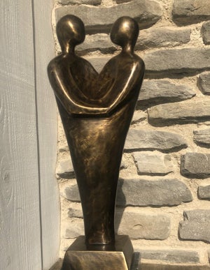 Mooi huwelijkscadeau van twee verliefde personen in brons