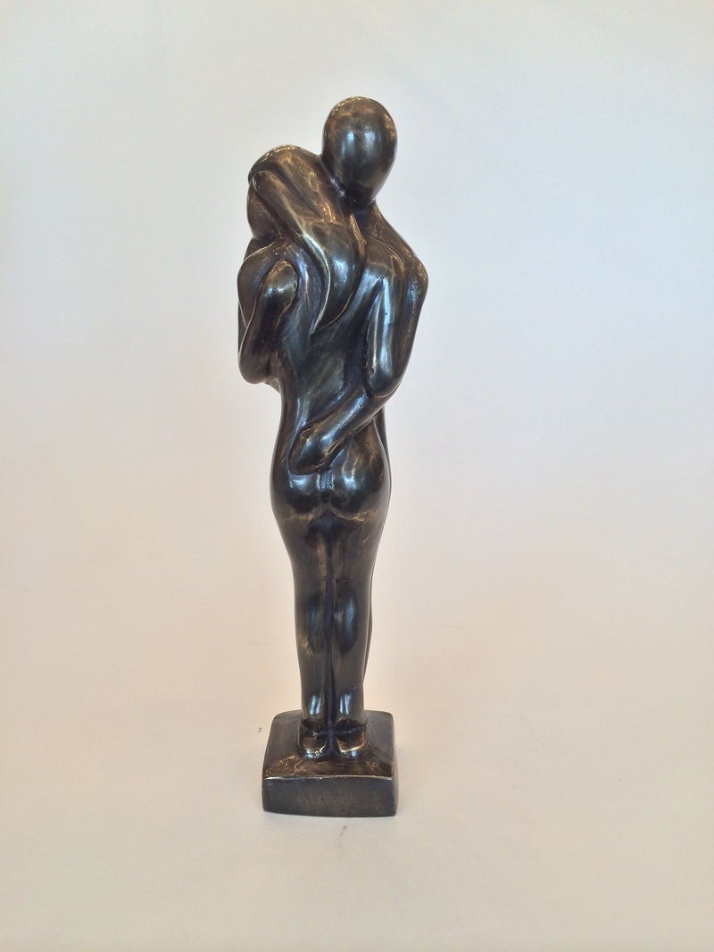 Een schitterend beeld van de beeldend kunstenaar Marius Verhagen van een innige omhelzing. Licht abstract gestileerde jonge man en vrouw op bronzen sokkel.