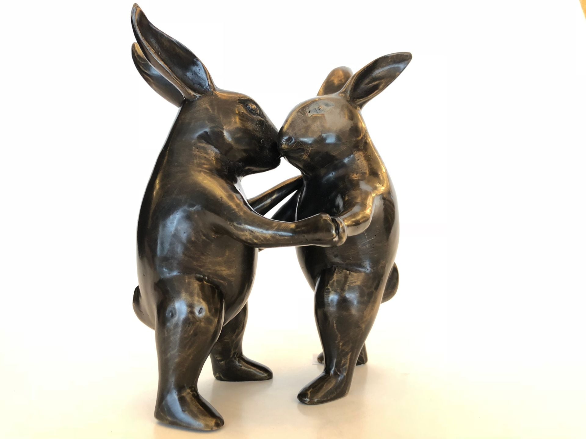 Bronzen beeldje van een paar dansende hazen