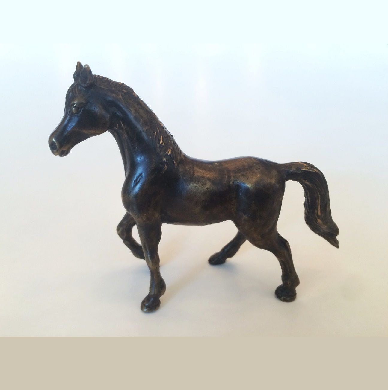 Dieren beeldje van een jonge merry - paard in Brons