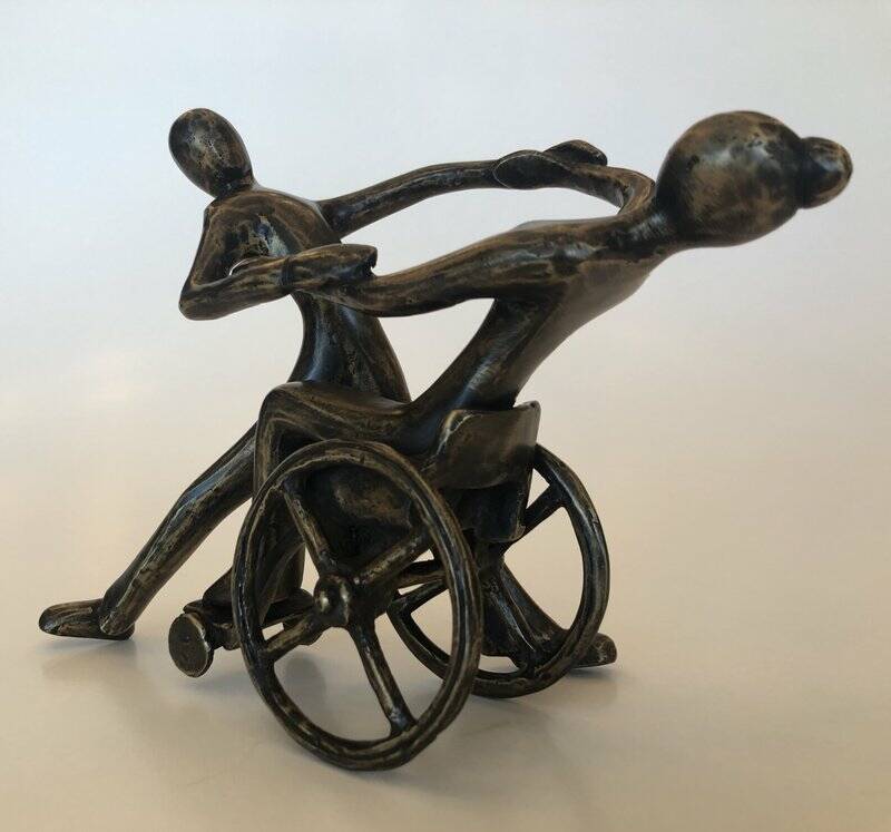 Uniek bronzen beeld Rolstoel dansen in brons van Bronzen Beelden Winkel Lent