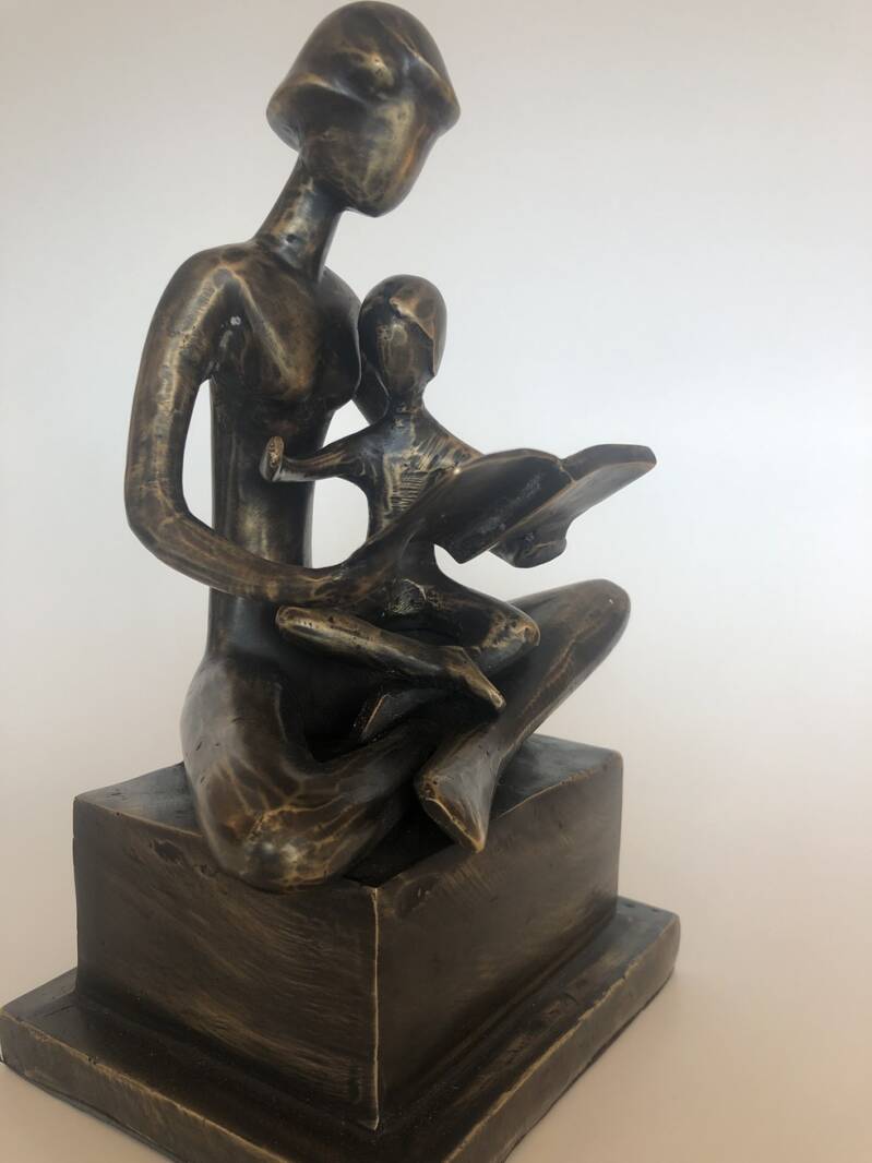 Geboortegeschenk moeder leest haar kind voor in Brons van Bronzen Beelden Winkel Lent