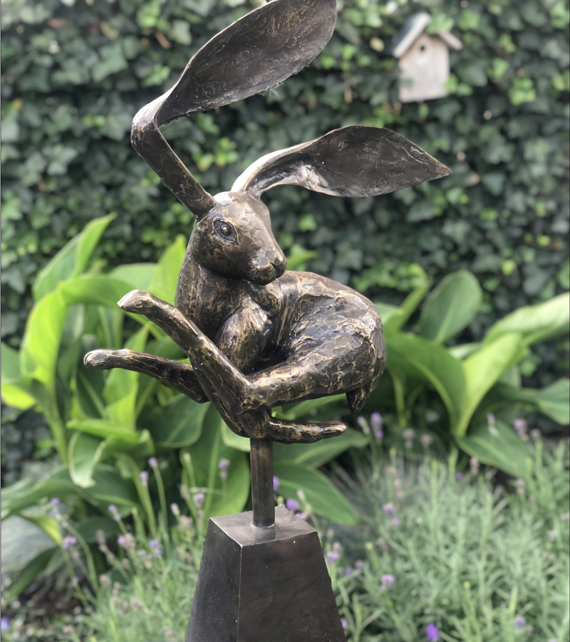 Gekke Haas XL Bronzen Tuinbeeld op sokkel hoogte ca. 80 cm