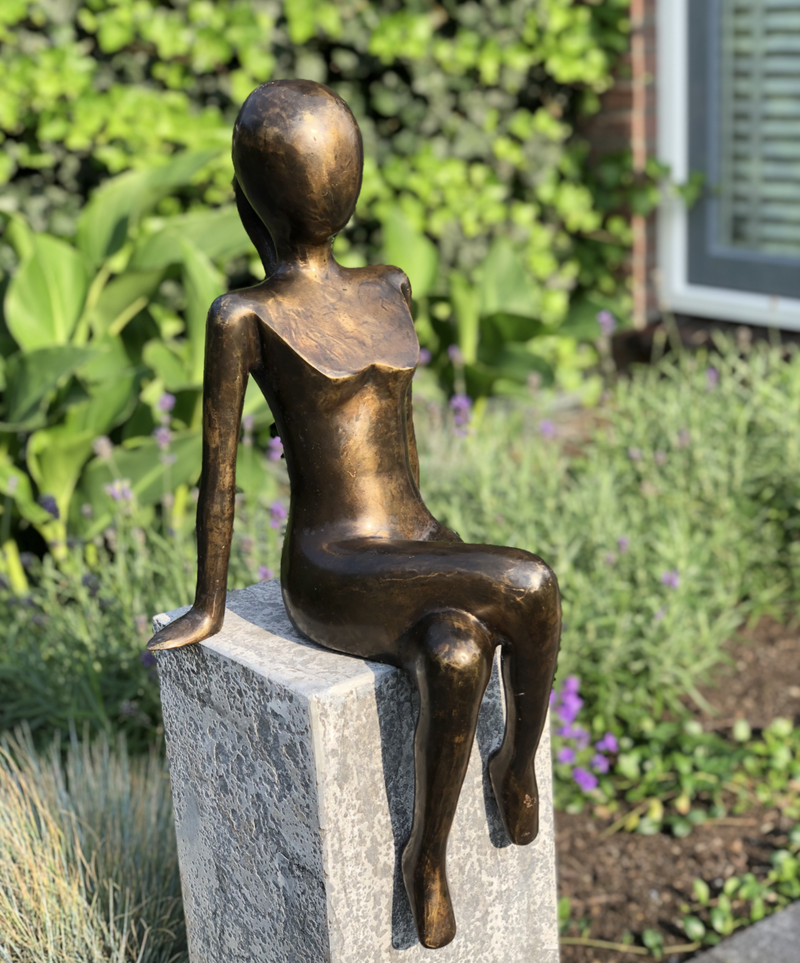 Bronzen jonge vrouw op sokkel genietend van de zon in brons van bronzenbeelden-winkel Nijmegen
