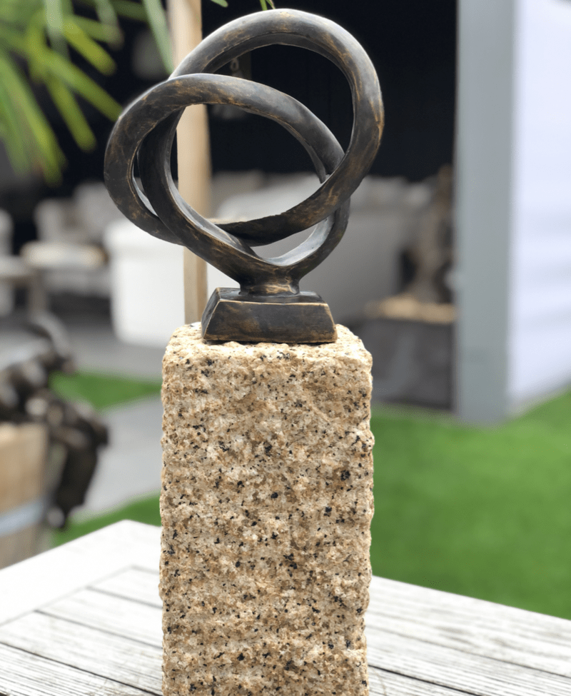 Deze bronzen sculptuur van de beeldend kunstenaar Marius Verhagen symboliseert verbondenheid van tussen moeder en kind