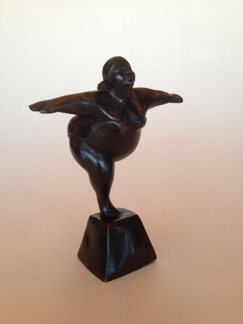 Dikke dame in Brons op sokkel van BronzenmBeeldenWinkel Lent