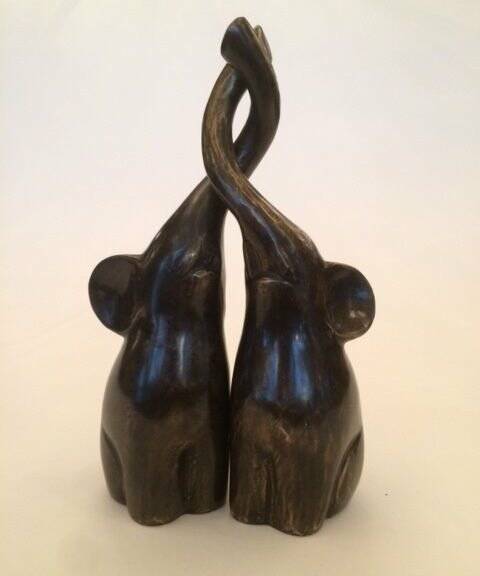 Verliefde olifanten een leuk kado voor een verliefd stel bij een verloving , huwelijk of bruiloft