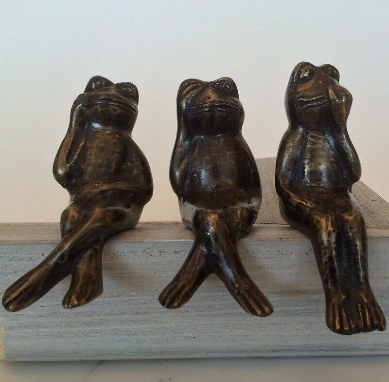 Horen Zien Zwijgen in brons met 3 kleine bronzen kikkers