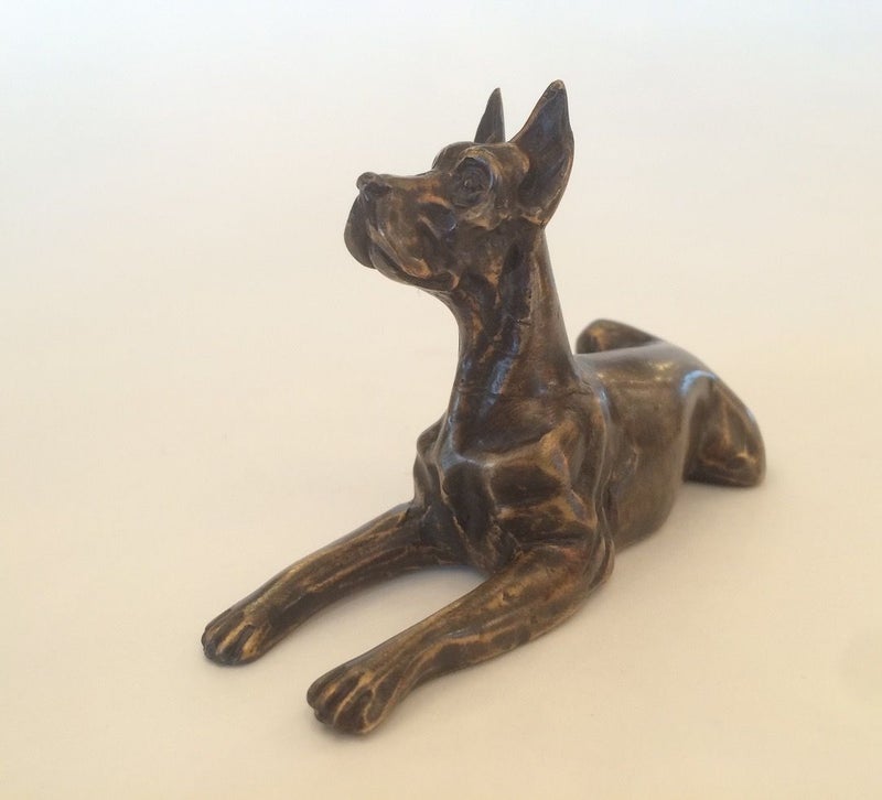 Bronzen Dieren Beeldje. Een miniatuur beeldje van een grote Duitse of Deense Dog in Brons door beeldend kunstenaar Marius Verhagen.