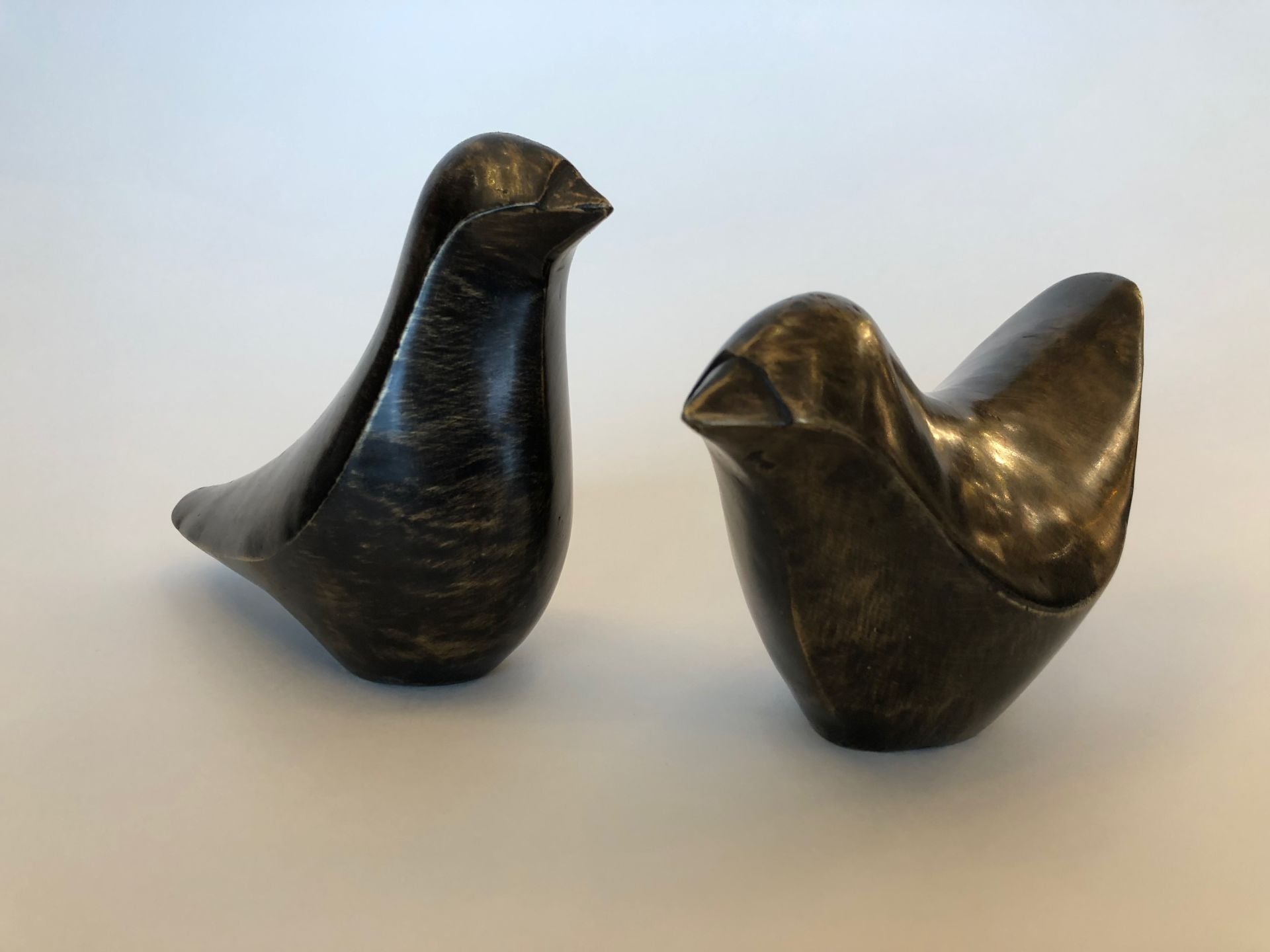 Setje bronzen beeldjes van abtract vormgegeven duiven