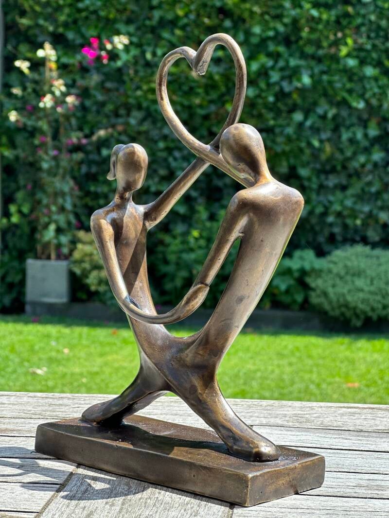 Bronzen Liefdes  kado - Abstract Liefdeskoppel met symbolisch hart in het midden
