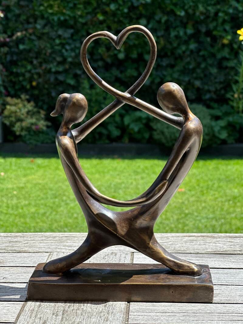 Bronzen Liefdes  kado - Liefdeskoppel met symbolisch hart in het midden