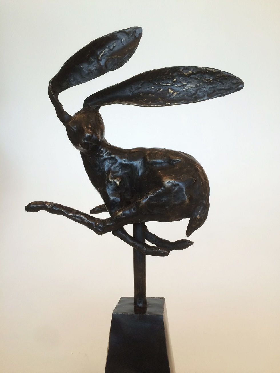 Abstract Bronzen Beeld. Een Gekke vliegende haas op Sokkel in Brons