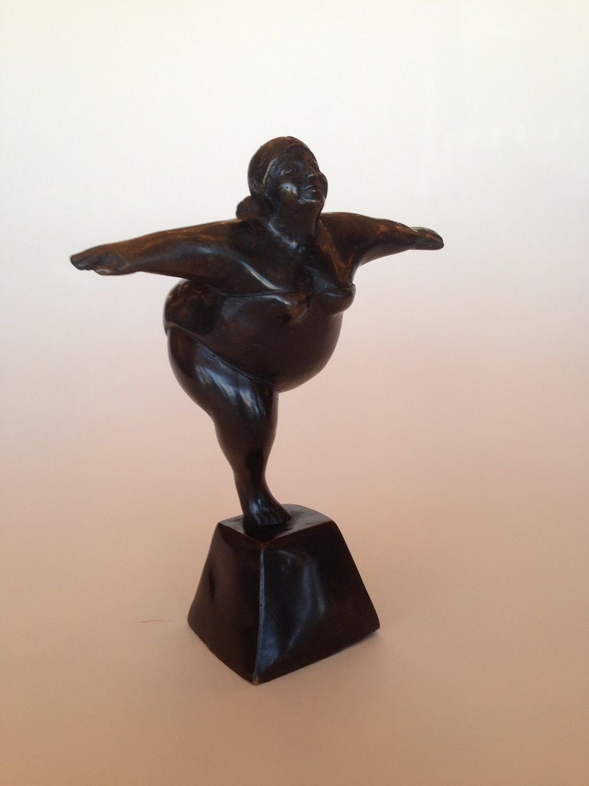 Bronzen Beeldje Dansende Dikke Dame op Sokkel