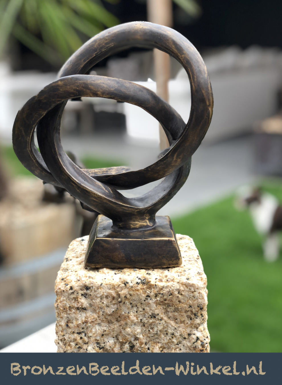 Trouwringen in elkaar verbonden symboliseren VERBONDENHEID - ons nummer 1 huwelijkscadeau!