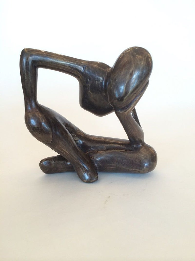 Dit Bronzen Beeldje "De Denker" van de beeldend kunstenaar Marius Verhagen  is een prachtig geschenk aan familie, vrienden of als relatiegeschenk.