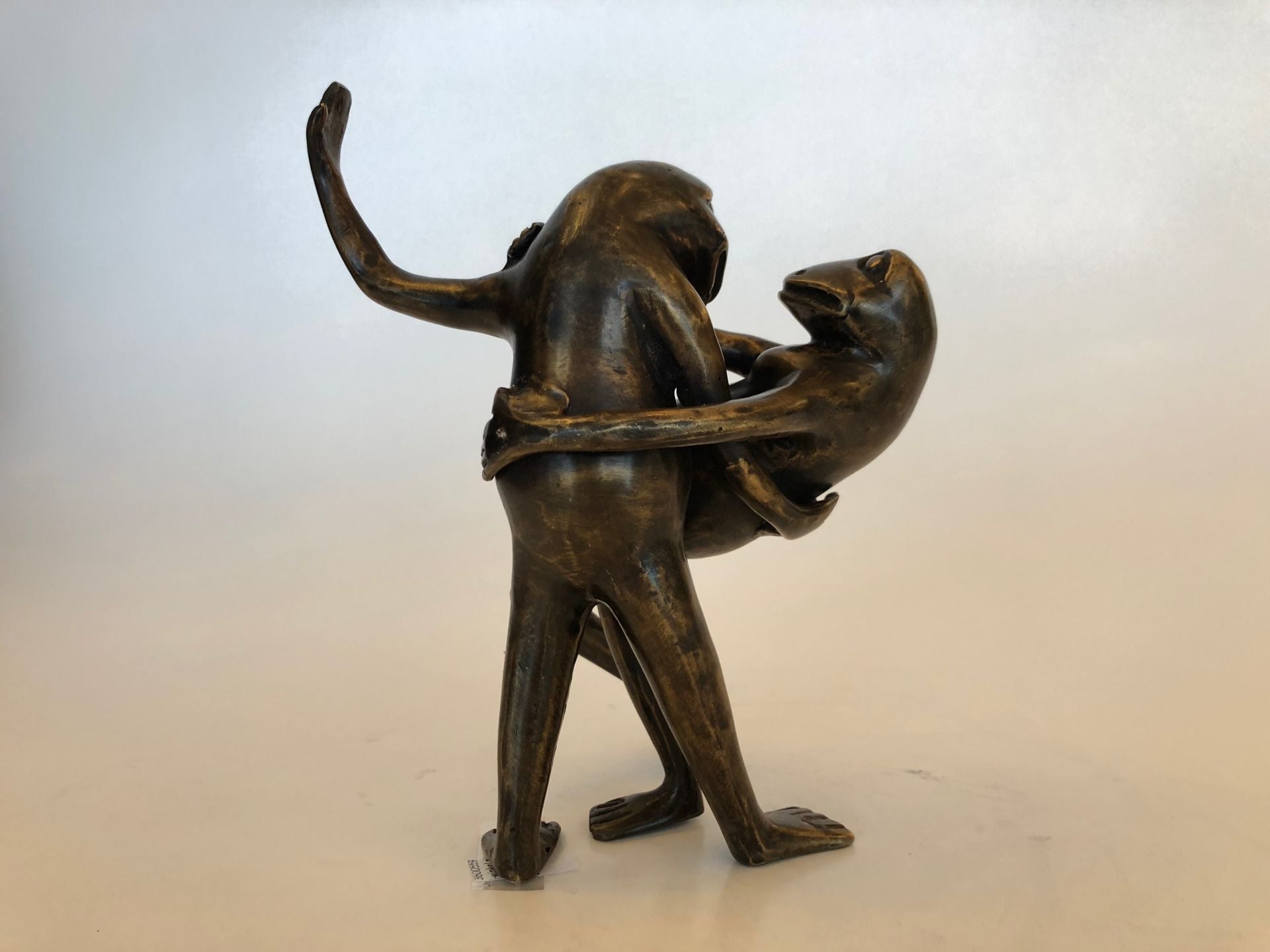 Bronzen Beeld van twee kikkers die de tango dansen