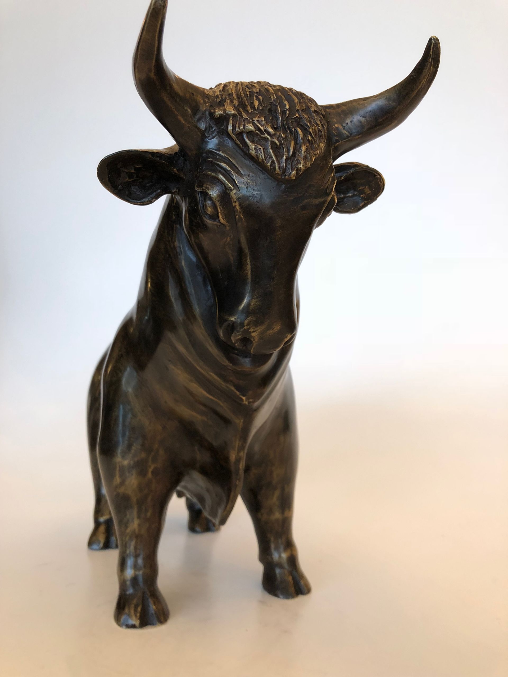 Bronzen Beeld van het symbool van de beurs van Frankfurt. Een krachtige stier in Brons