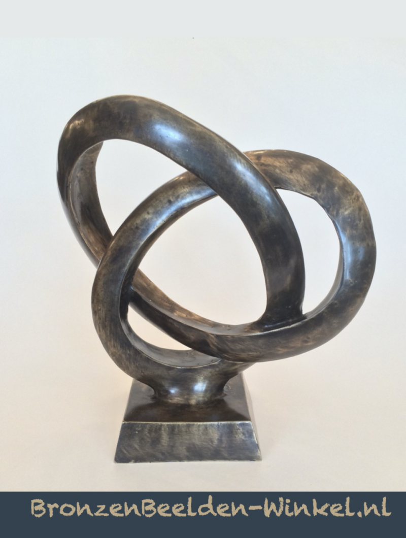 Ideaal Huwelijkskado - Twee ringen in elkaar verbonden in Brons op sokkel.