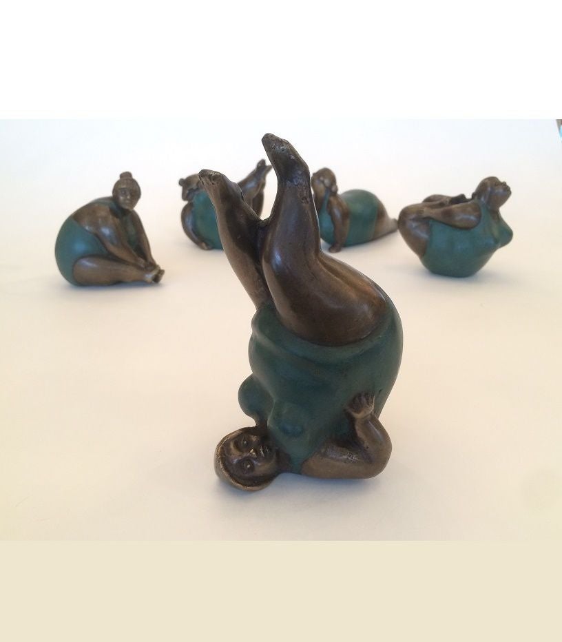 Bronzenm beeldje van de dikke dames gymclub met groen badpak luchtfietsen