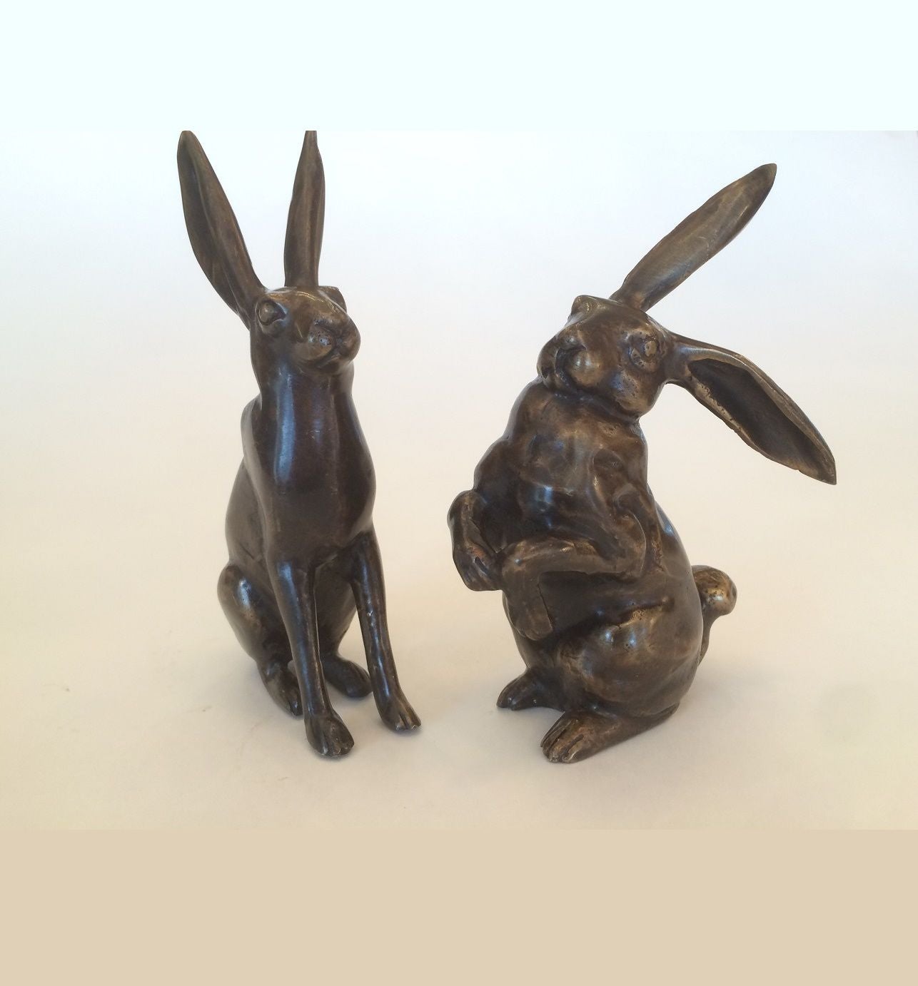 Setje bronzen dieren beeldjes van een verliefd setje Hazen