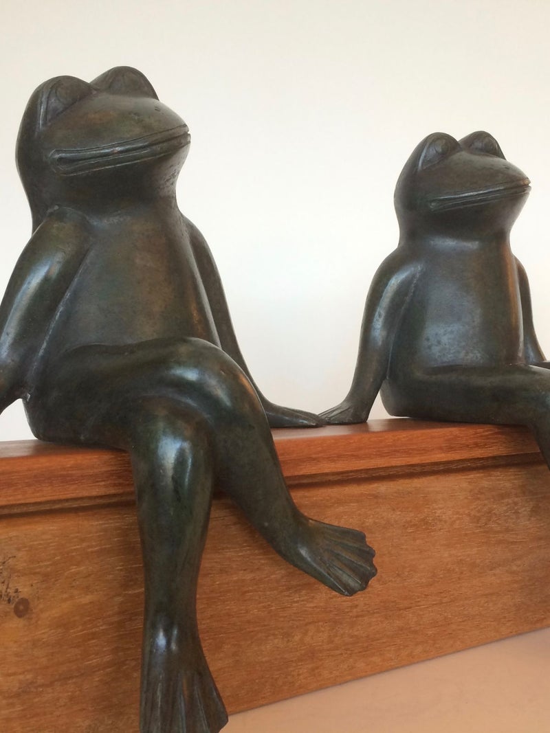 Bronzen Beelden. Paar verliefde Kikkers in Groen gepatineerd Brons. Zitten heerlijk op een randje.
