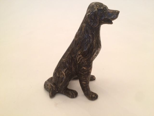 Bronzen Honden beeldje. Een trouwe Labrador retriever in Brons. De hond zit te wachten op het volgende commando.