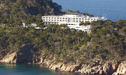 Gelegen op een bevoorrechte locatie, bovenop een klif, omgeven door pijnbomen, biedt de Parador van Aiguablava u de mogelijkheid om op een unieke manier van de zee te genieten en een prachtig uitzicht op de Costa Brava te bieden.
