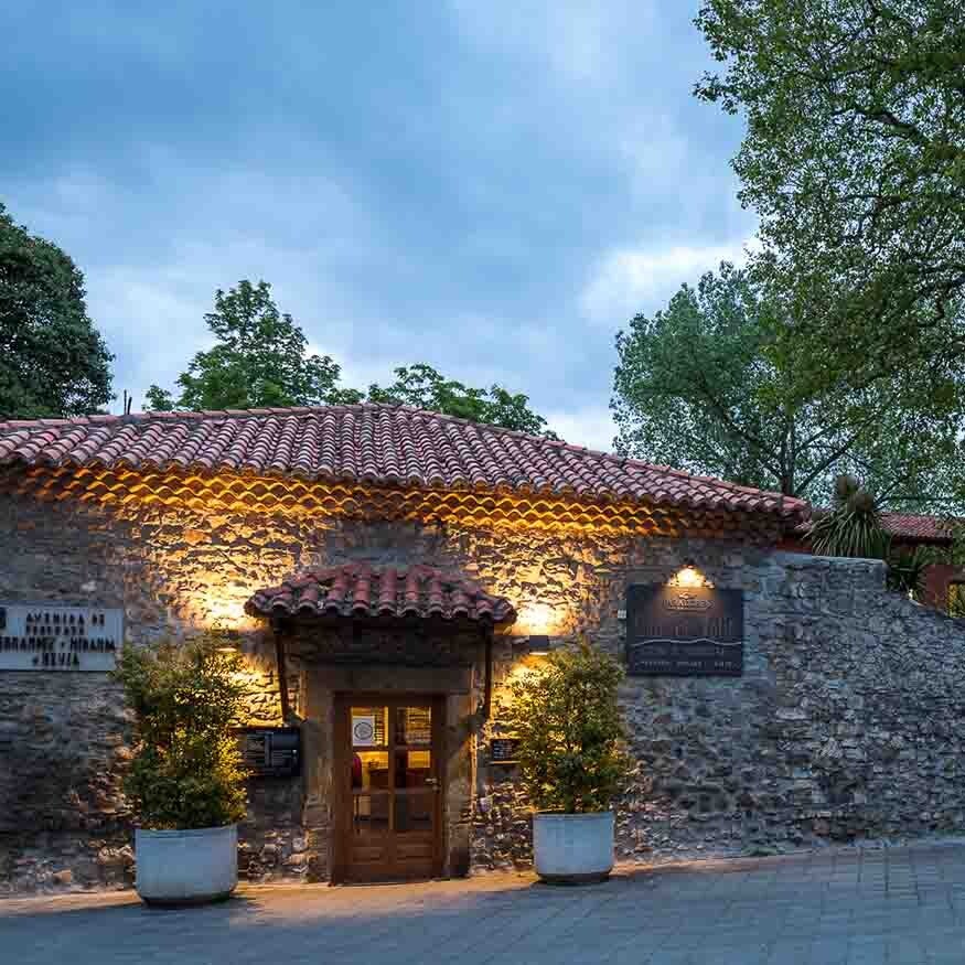 Gelegen op een bevoorrechte locatie, bovenop een klif, omgeven door pijnbomen, biedt de Parador van Aiguablava u de mogelijkheid om op een unieke manier van de zee te genieten en een prachtig uitzicht op de Costa Brava te bieden.