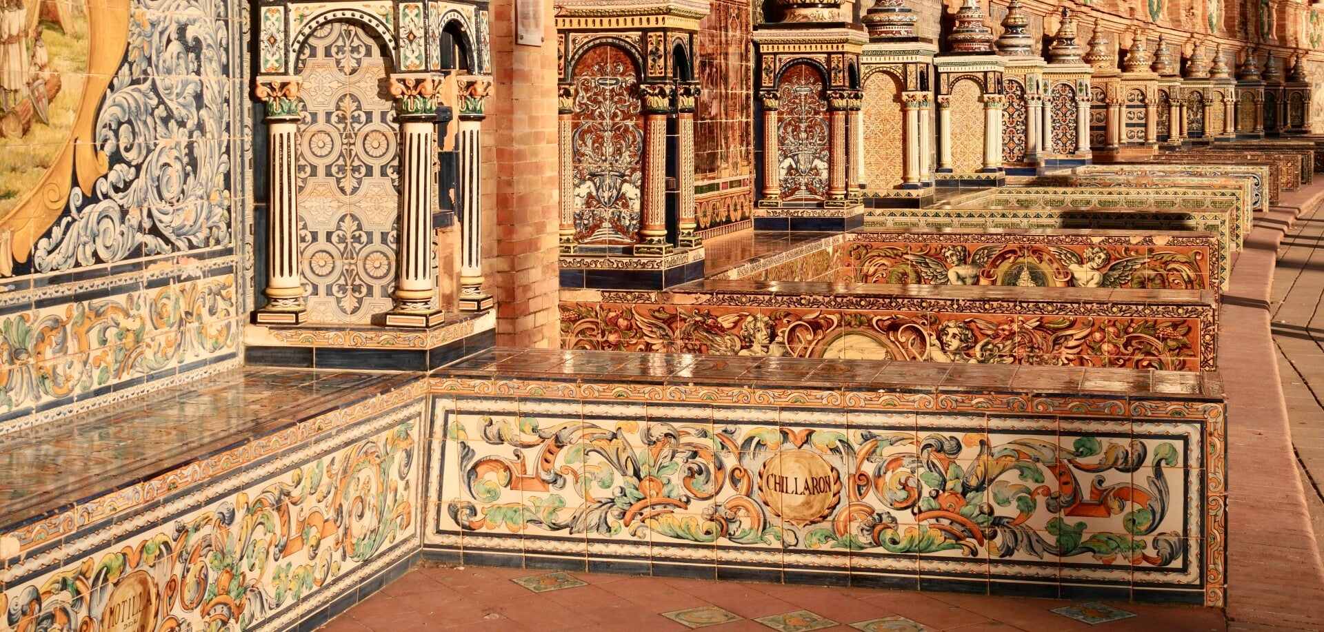Provincie tegels op Plaza de España in Sevilla - Overzicht Spaanse regio's