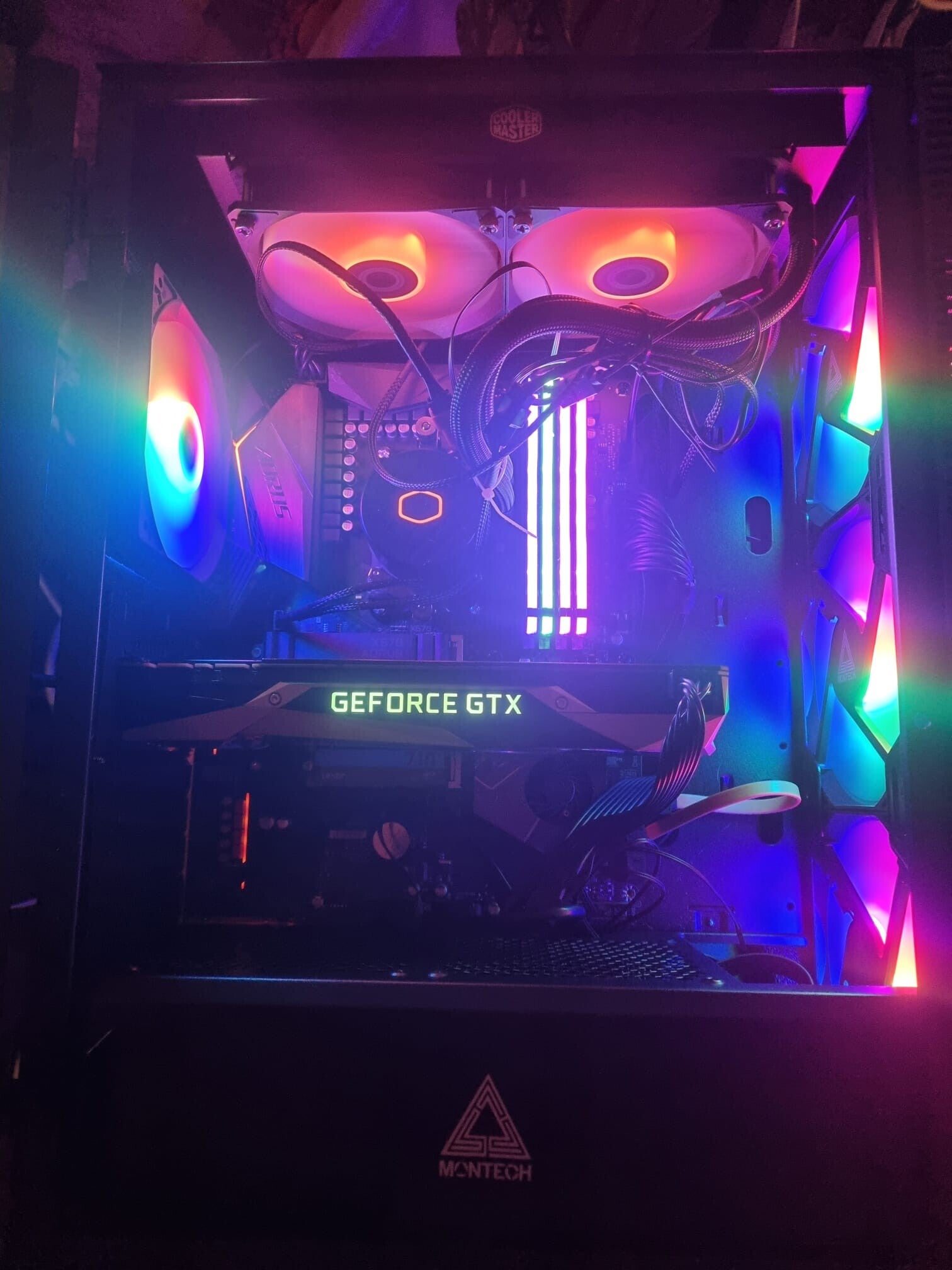 Ryzen 7 3700x 32gb ddr4 1070ti 8gb