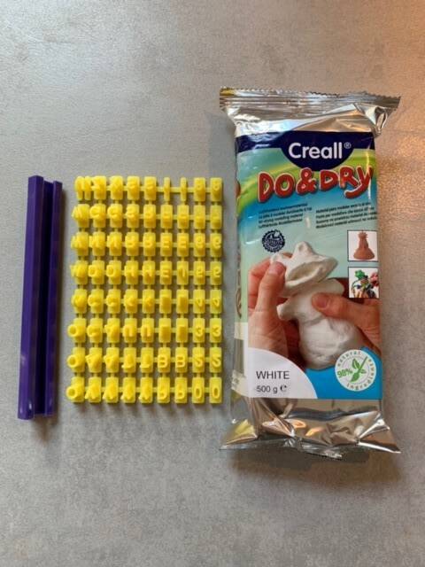 Koekjes stempelset en zelfdrogende witte klei.