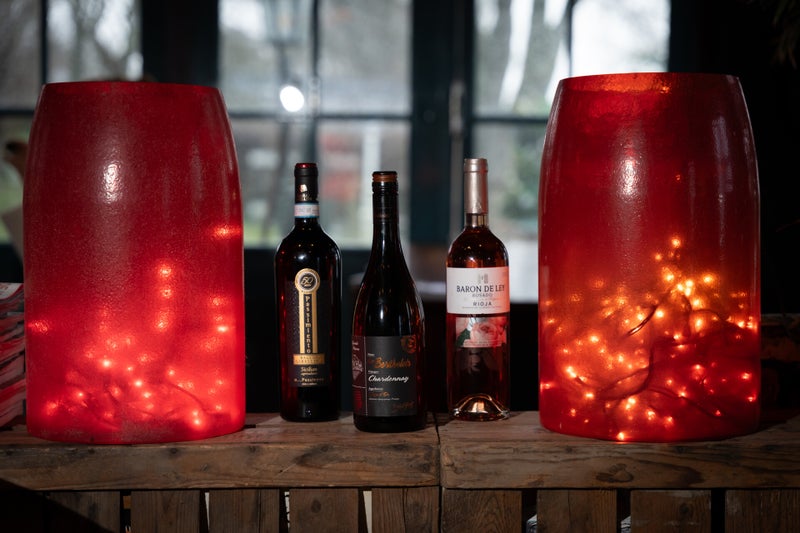 gluten en latosevrije naked cake, in de vorm van een varken met bloemen en een flamingo afbeelding op zijn hoofd