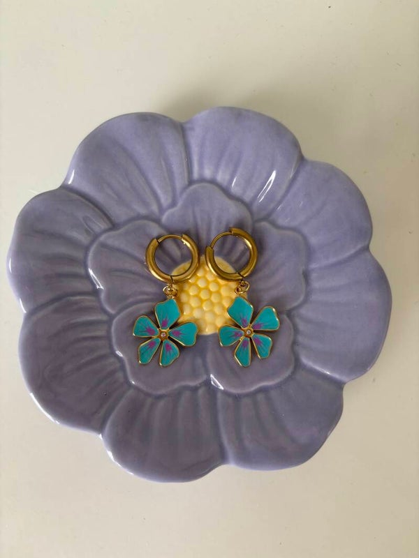 selfmade oorbellen blauwe bloem