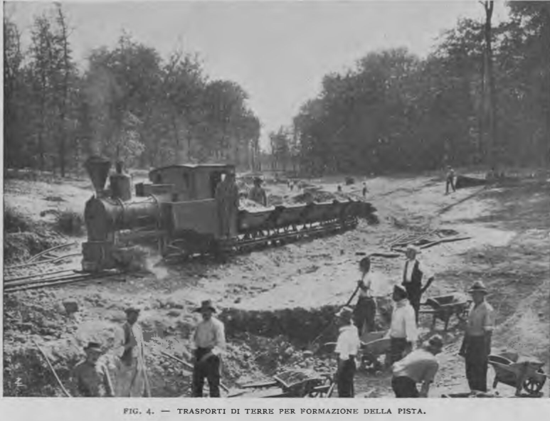 fotografia della ferrovia che ra stata aperta nel parco di Monza per trasportare i materiali di costruzione dell'autodromo, nel 1922