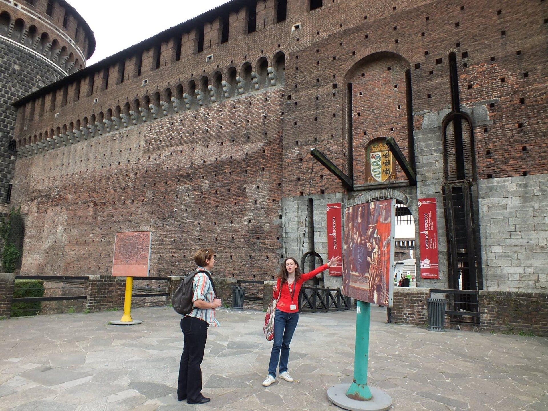 Guida Milano Monza  durante una spiegazione storica al Castello Sforzesco di Milano.