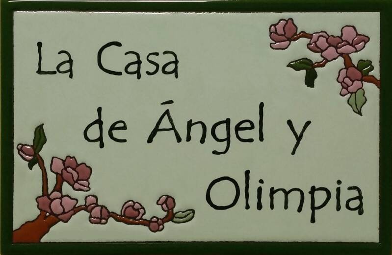 In Spanje gemaakte naamborden en huisnummers van keramiek. 