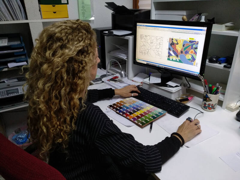 Ontwerpen voor gepersonaliseerde tegeldecoraties worden digitaal gemaakt om tot de optimale versie te komen. Na goedkeuring van de klant wordt het ontwerp handmatig op de tegels geschilderd.