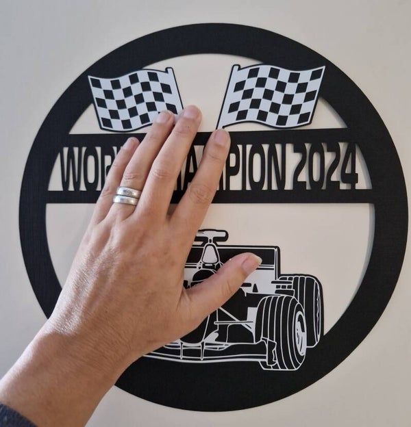 Bestand worldchampion 2024 rond met auto en vlaggen