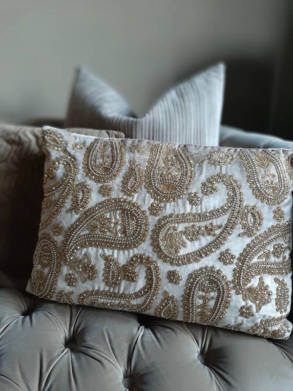 Kussen fluweel taupe/goud met kralen